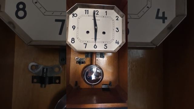 Правильный ход маятника и бой настенных часов Янтарь СССР . Положение молоточков. смотреть онлайн