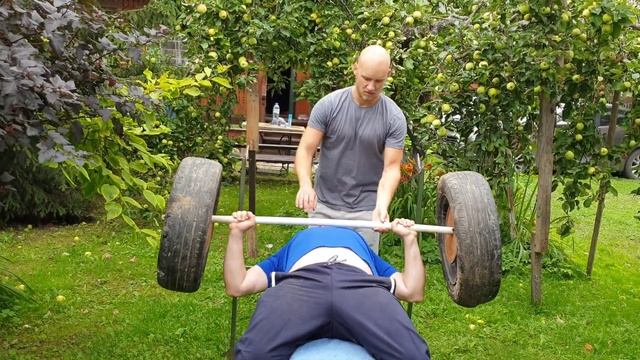 СПОРТ ВО ВРЕМЯ КАРАНТИНА: КАЧАЛКА В ДЕРЕВНЕ. Самодельные тренажеры. смотреть онлайн