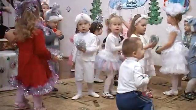 Елизавета ЗАЖИГАЕТ ёлку в Новый год! смотреть онлайн