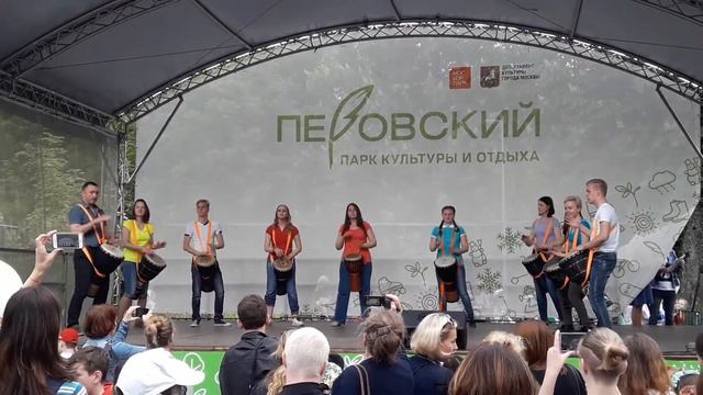 Слабослышащие играют на этно барабанах смотреть онлайн