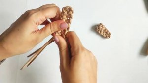 Плетеные лапоточки из бумажной лозы.