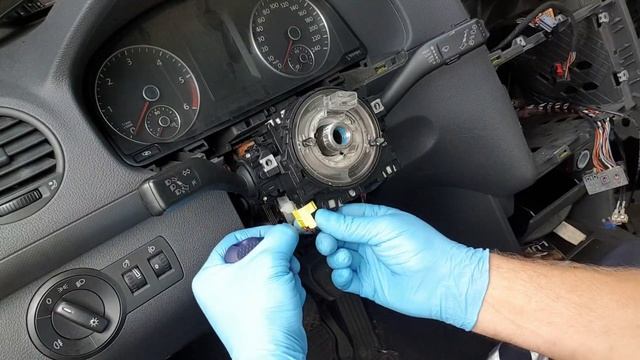 VW Caddy снятие руля, переключатель поворотов и замка зажигания. смотреть онлайн