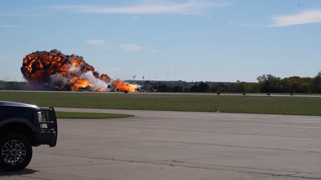 Bell P-63 Kingcobra collides with Boeing B-17 Flying Fortress at Wings Over Dallas Airshow смотреть онлайн