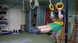 Упражнения на кольцах и перекладине для развития мышц брюшного пресса.