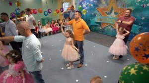 Трогательный танец пап с дочками. Выпускной 2023. Детский сад.