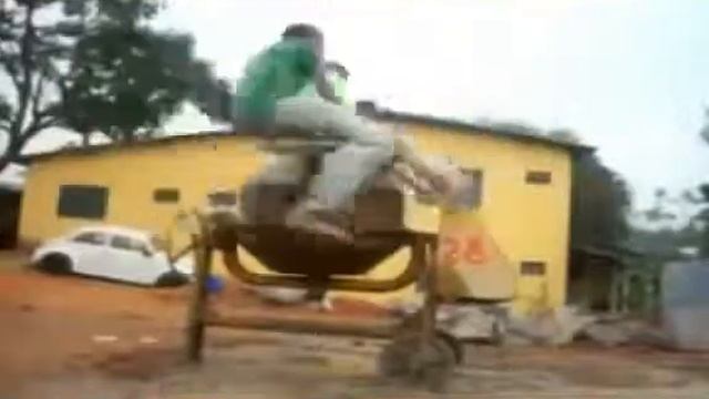 РЖАЧЬ! Строители сделали карусель из бетономешалки! смотреть онлайн
