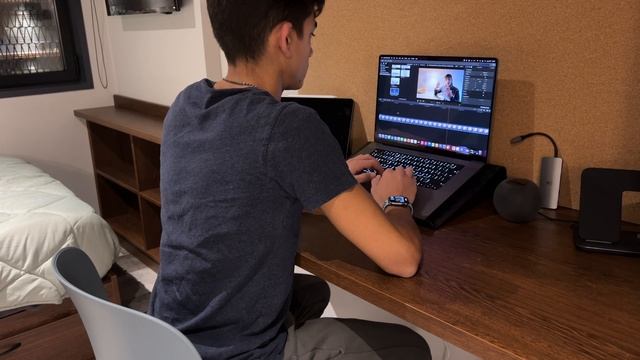 M1 Max MacBook Pro + iPhone 13 Pro Max + iPad Pro!! My Pro Apple Workflow! смотреть онлайн