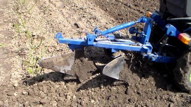 Весенняя пахота двухкорпусным самодельным плугом, полноприводный минитрактор