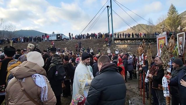 Криворівня, освячення води Черемошу на Водохреща, 06.01.2023 смотреть онлайн