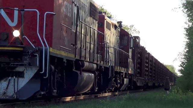 Strange Ottawa Girl walks along tracks on CN RAIL as a train approaches. #Ottawa #trains смотреть онлайн