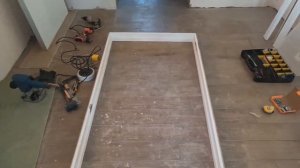 Установка межкомнатной  двери со скрытыми петлями.