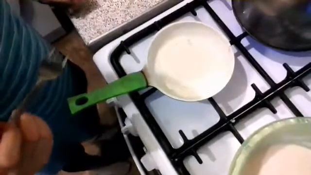 Блинчики с вареньем ( Моё первое видео из рубрики" Я учусь готовить")!!! смотреть онлайн