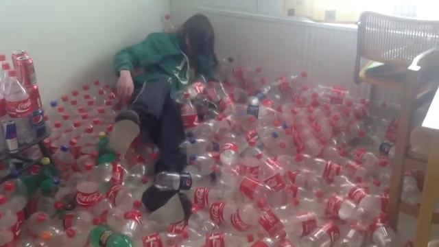 Избавляюсь от бутылок! :3 смотреть онлайн