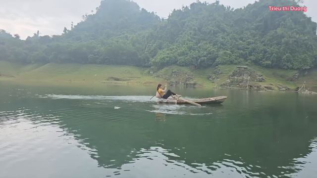The girl lives alone under a bamboo roof floating on the lake surface fishing for a living. смотреть онлайн