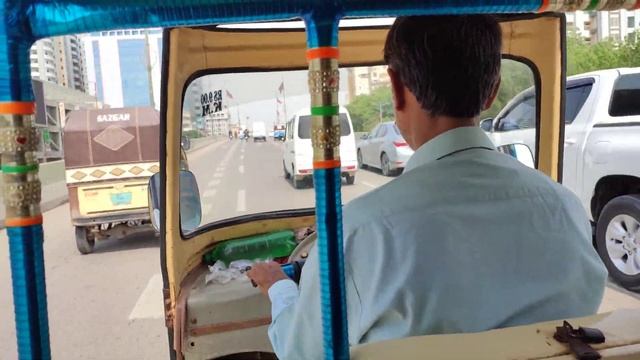 Traveling on Rickshaw in Shahrah e Faisal, Karachi смотреть онлайн