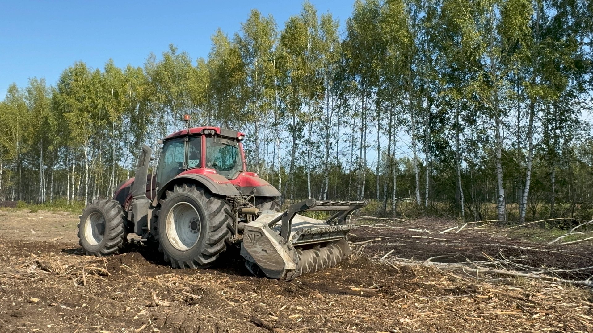 Как фермеры расчищают залежные земли? Трактор Valtra T235 c мульчером NIUBO TDD200 смотреть онлайн