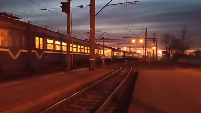 Электропоезд ЭР9Т-676 отправляется со ст. Осиповичи-l смотреть онлайн