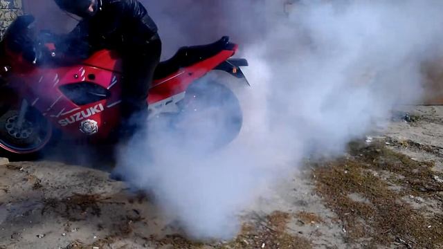Отжиг резины на SUZUKI GSX600F Katana смотреть онлайн