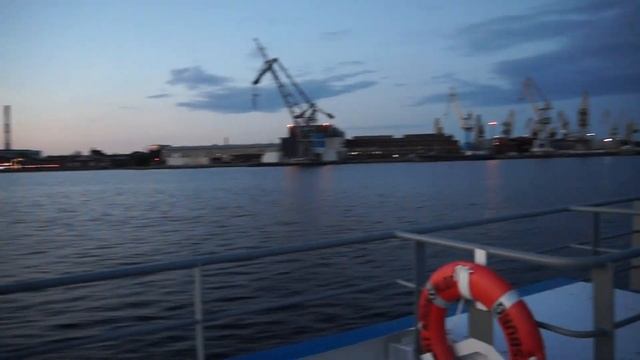 Любуемся вечерним городом с борта скоростного катамарана «Форт Кроншлот» компании «Нева Тревел» смотреть онлайн