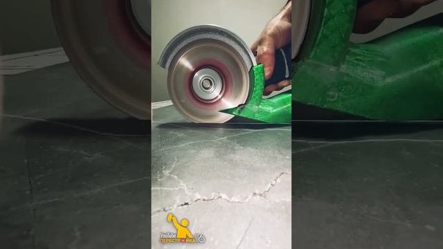 Резать плитку без пыли. #shortsvideo #ремонтподключ #плитка #лайфхак #плиточник #diy #укладкаплитки смотреть онлайн