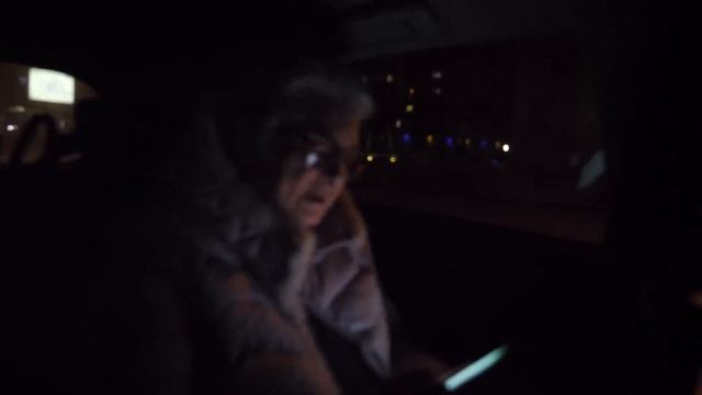 VLOG Настя пытается меня одеть, а я её накормить