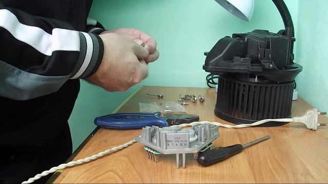 Замена транзисторов в блоке управления вентилятором салона Ситроен Ксара смотреть онлайн