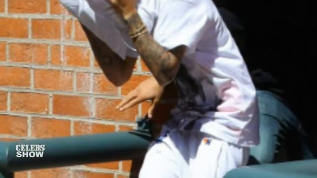 Justin Bieber Covers His Face With a Pillow, in Beverly Hills, Calif - (Mar 22. 2015) смотреть онлайн