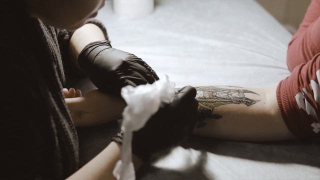 Игла и краска на холсте кожи