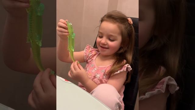 Играем с лизуном. Лидоша и Лизун-крокодил. Мягкий,липкий,классный! смотреть онлайн