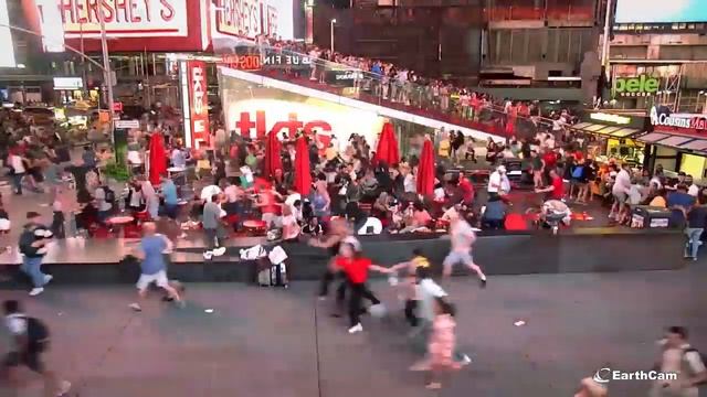 EarthCam Exclusive: Times Square Chaos from Three Angles смотреть онлайн