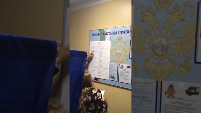 Председатель вместе с секретарем УИКа пишут карандашом на увеличенной форме протокола смотреть онлайн