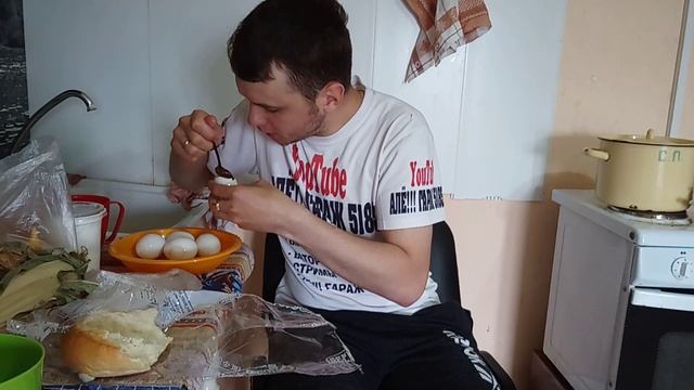 Как пить деревенские сырые Яица! Пью сырые Яйца. Выпил. смотреть онлайн