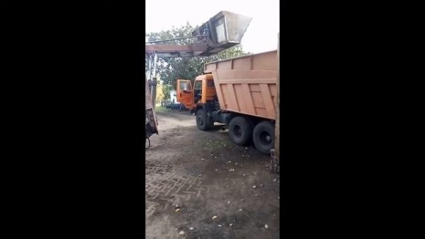 Погрузка подсолнуха самодельным погрузчиком,кубовым ковшом