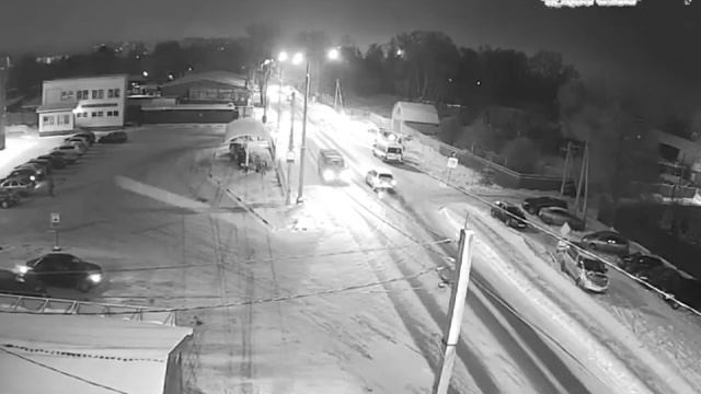 Маршрутка не смогла затормозить и вылетела на автобусную остановку смотреть онлайн