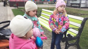 Алина играет с Мими Лисса Парк Дети в парке Развлечения Для детей Девочки балуются