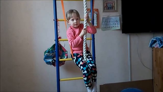 Учимся лазать по канату с фитнес-петлей смотреть онлайн