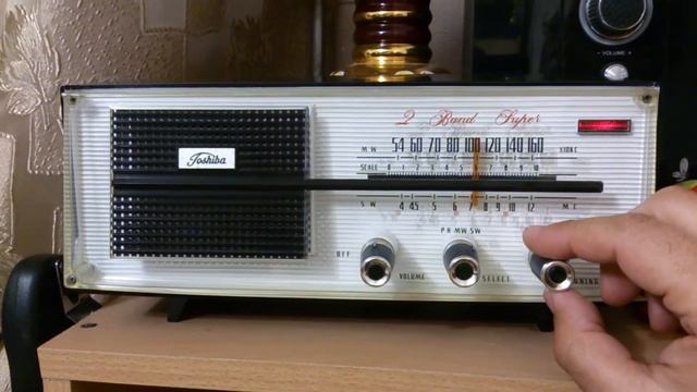 Ламповый радиоприемник Toshiba КВ диапазон смотреть онлайн
