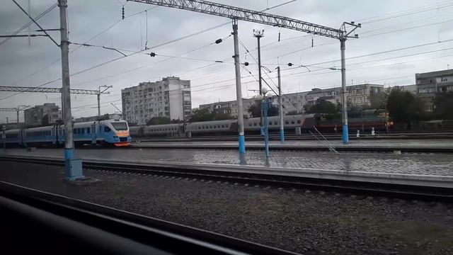 Отправление с вокзала Евпатория-Курорт. (Вид из окна электрички). смотреть онлайн