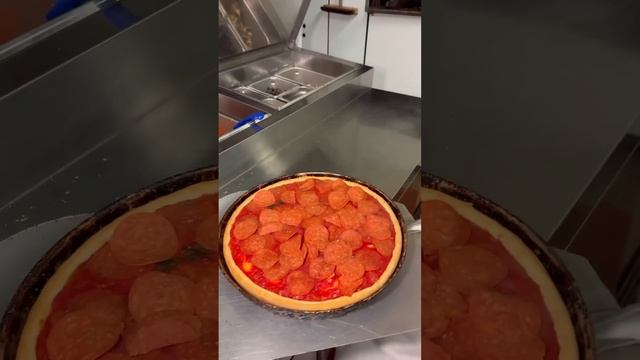 REAL CHICAGO STUFFED PIZZA!! From Amore in Las Vegas смотреть онлайн