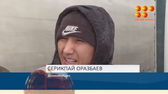 Жуткий гололед, залитые водой трассы, закрытые дороги и отмена занятий в школах. смотреть онлайн