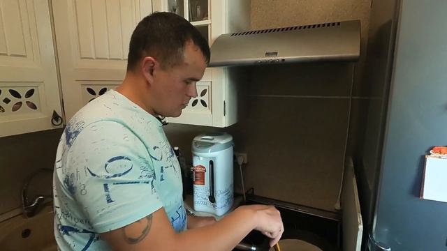 Как прокалить сковороду: обрабатываем чугунную посуду и жарим блины смотреть онлайн