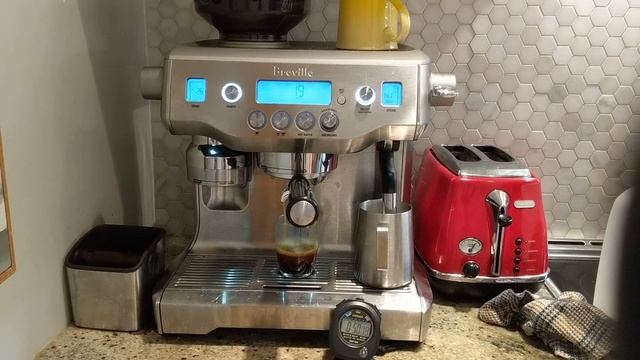 Breville Oracle - Making shots and latte смотреть онлайн