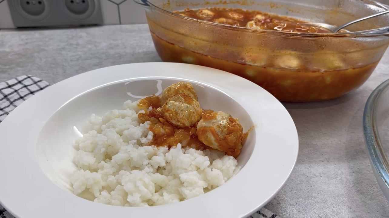 Тефтели с большим количеством подливы - отличный вариант ужина