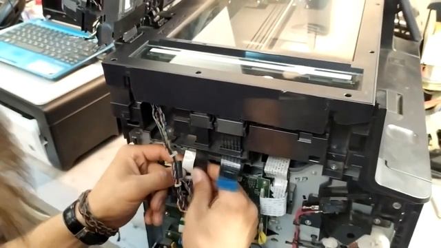 МФУ мнет/жует бумагу. Что делать? смотреть онлайн