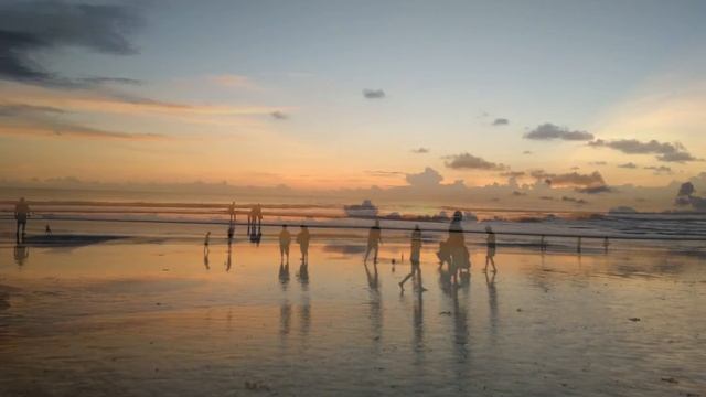 Bali. Beautiful sunset on Kuta Beach/ Piękny zachód słońca na Kuta Beach смотреть онлайн
