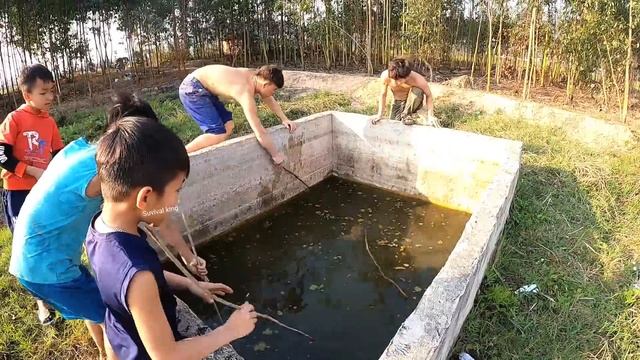 The Group Of Young People Called 2 hunters to catch a huge herd of Crocodiles In The Tank смотреть онлайн