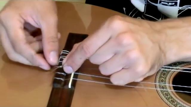 Натягиваем нейлоновые струны на классическую гитару смотреть онлайн
