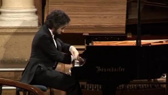 Николя Челоро играет Бетховена (Соната №23 "Аппассионата" - первая часть) смотреть онлайн