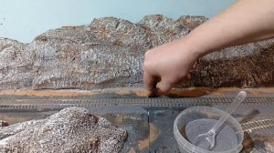 Клеем балласт и камни на макете.
