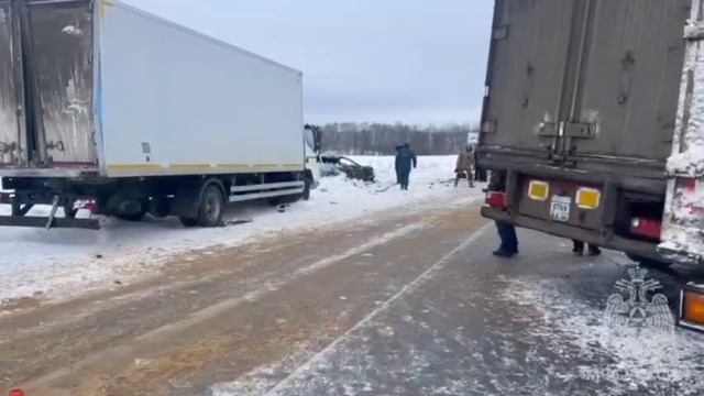 Три человека погибли при столкновении трех грузовиков и легковушки в Нижегородской области смотреть онлайн